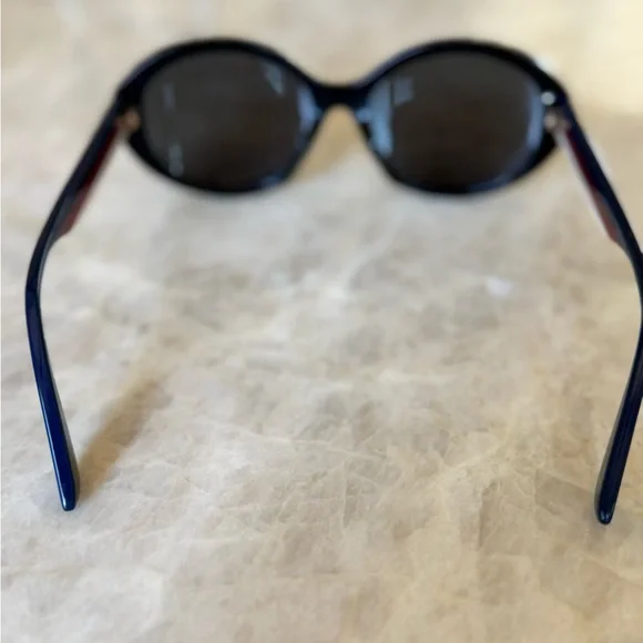 Gucci Black Oval Sunglasses with Sleek Design
